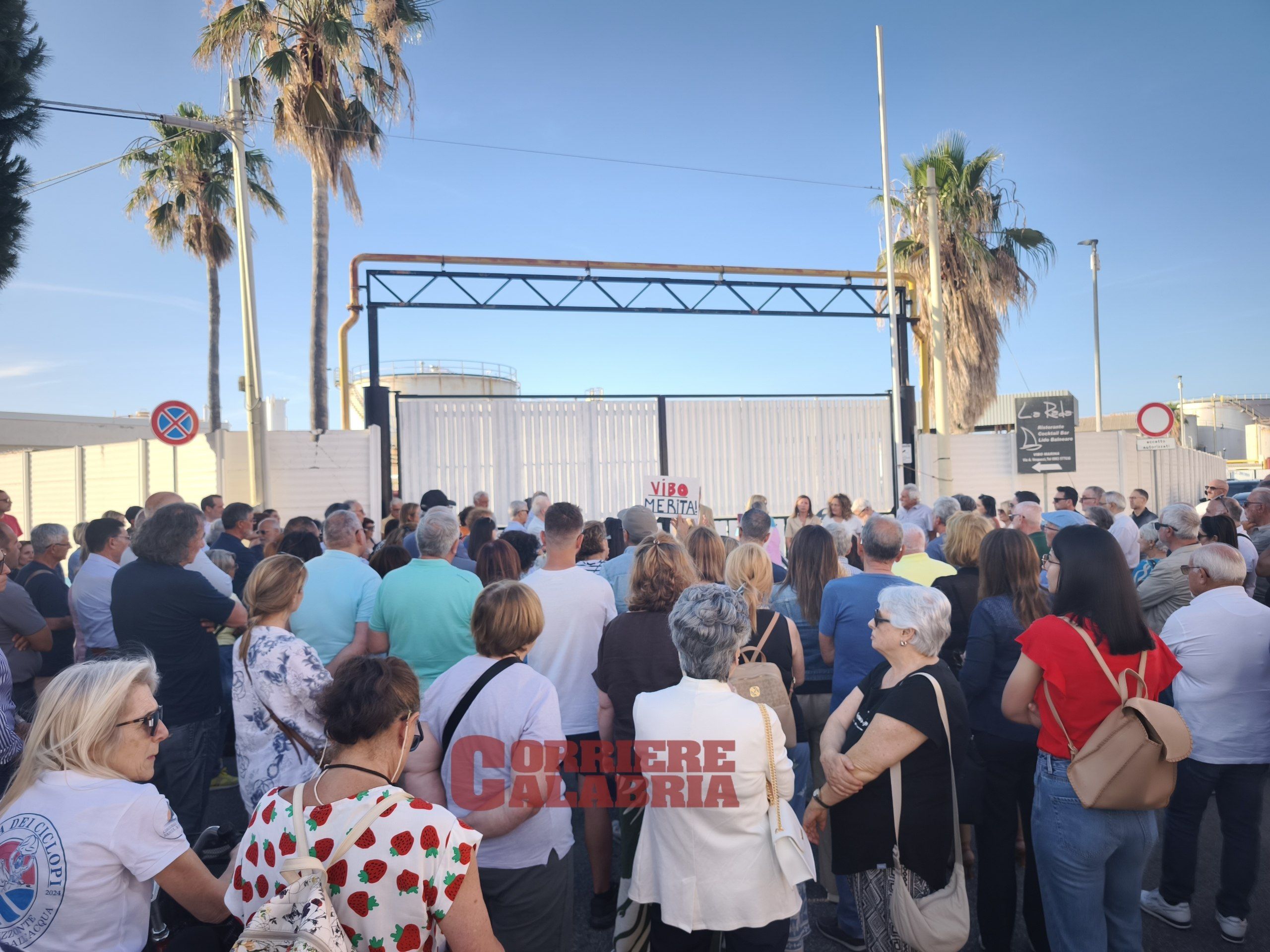 Meridionale Petroli, a Vibo Marina la protesta contro i depositi. Romeo: «Servono fondi per la delocalizzazione» – FOTO