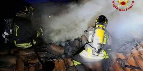 Paura a Catanzaro Lido, canna fumaria in fiamme in una palazzina di quattro piani