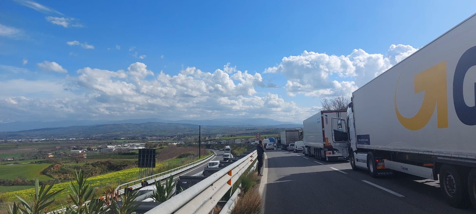 Camion in fiamme sull’A2 nei pressi di Sibari, traffico bloccato per un’ora