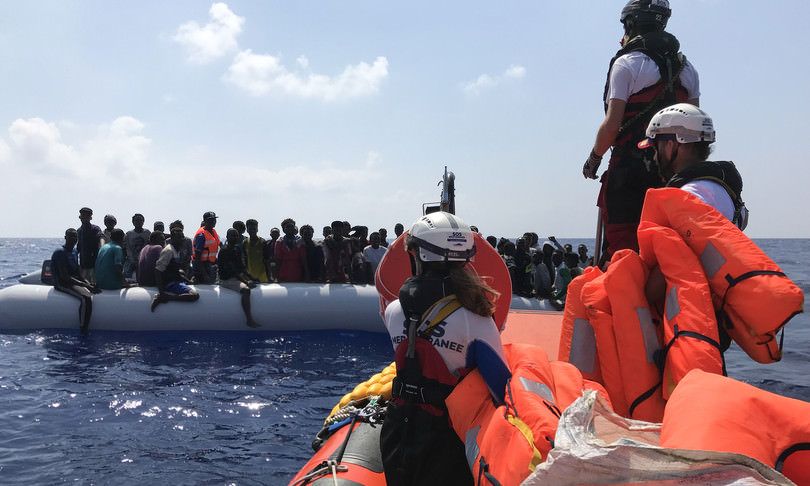 Continuano gli sbarchi, in 450 tratti in salvo nella notte a Lampedusa