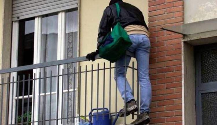 Furto in appartamento a Reggio, arrestati due uomini