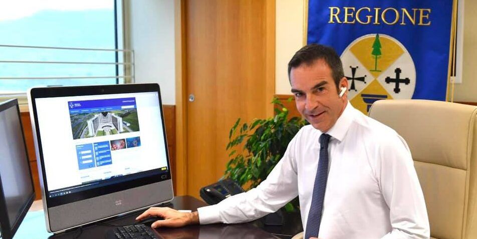 Occhiuto firma l’ordinanza: da domani in Calabria mascherine obbligatorie all’aperto