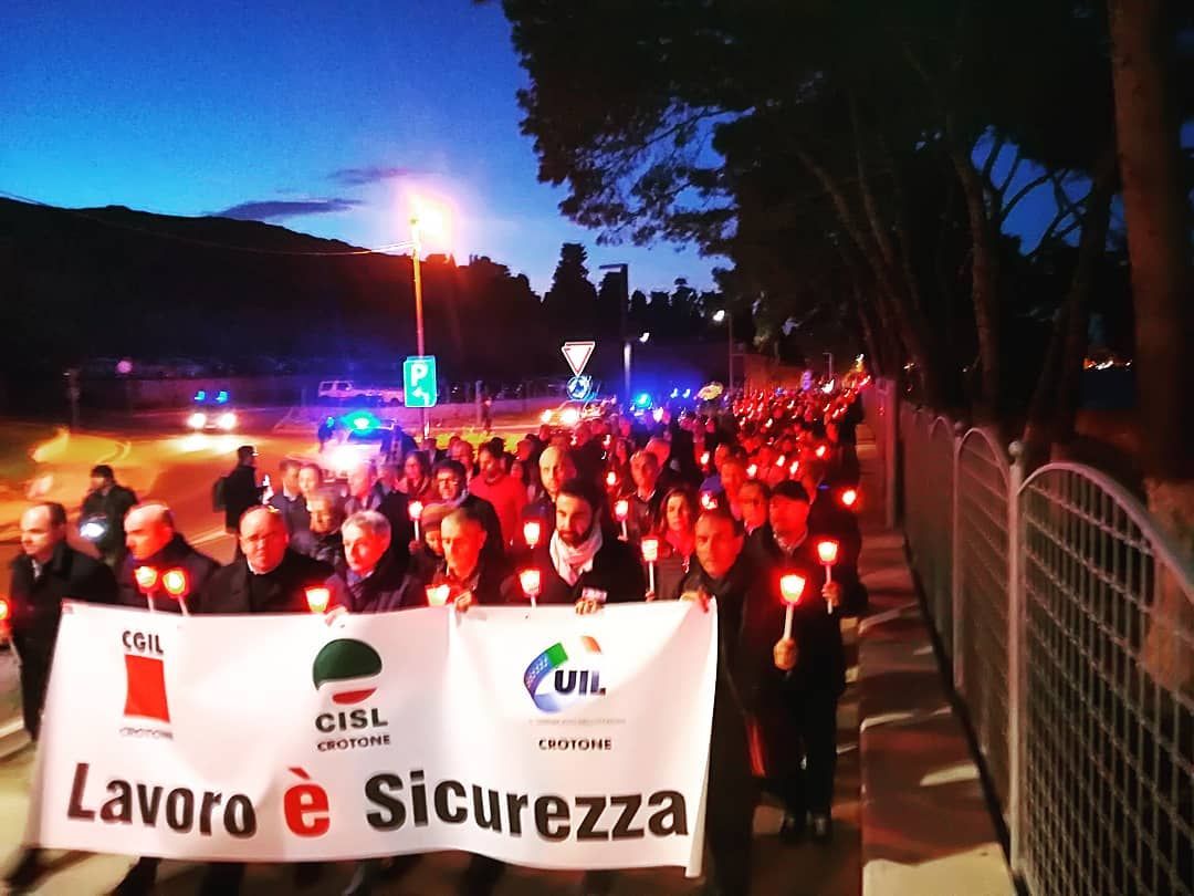 Crotone, in centinaia per dire «mai più morti sul lavoro» – FOTO
