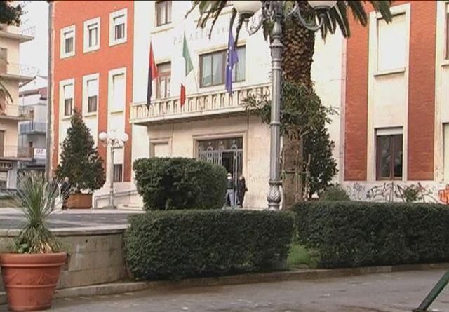 Tenta di darsi fuoco nel municipio di Crotone, bloccato dalla polizia