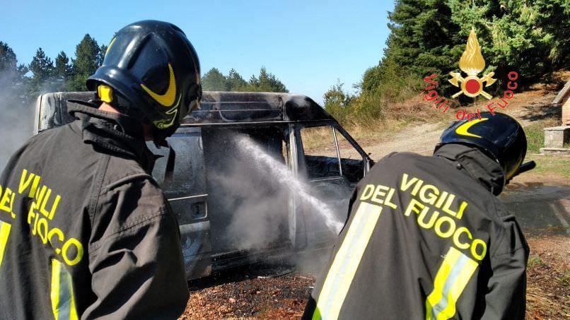 Decollatura, in fiamme un'officina mobile