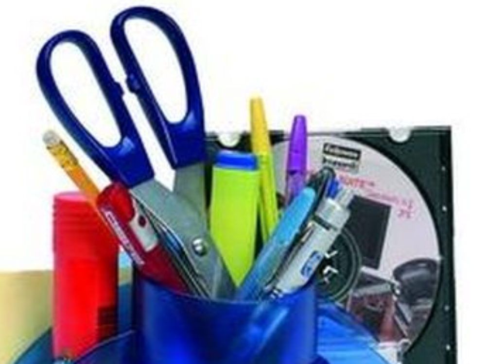 Dodicenne sorpreso a rubare a scuola