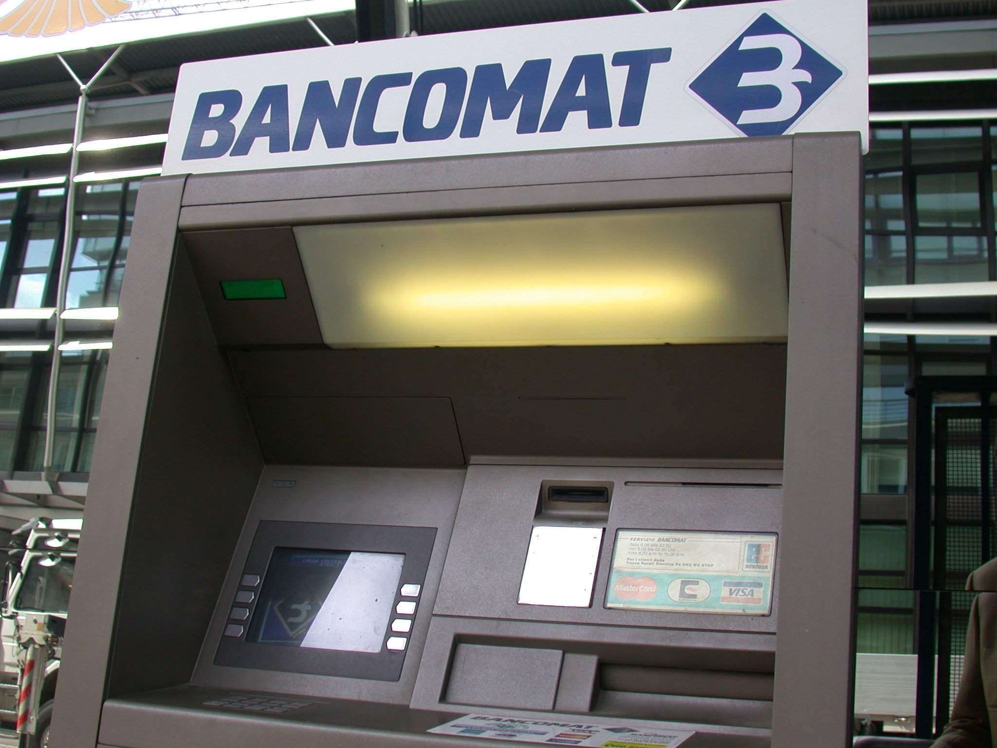 Colpo alle poste di Cosenza, sradicano il bancomat –VIDEO