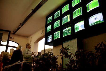 Reggio, ordigno davanti a un centro scommesse