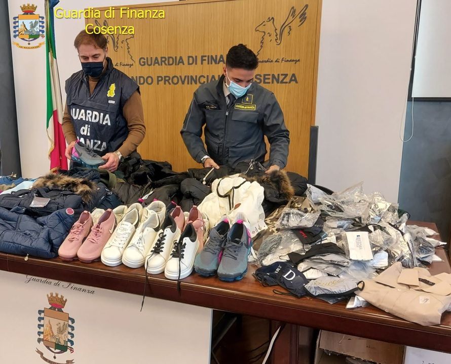 Magazzino abusivo nel centro di Cosenza, sequestrati oltre mille capi contraffatti