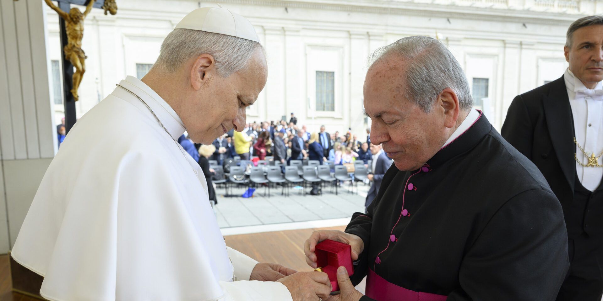 Papa Leone XIV riceve un anello con l’effigie di San Pietro realizzato dal maestro Michele Affidato