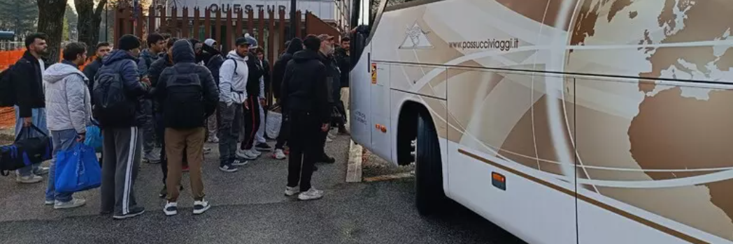 Dall’Aquila in Calabria i migranti accampati all’aperto