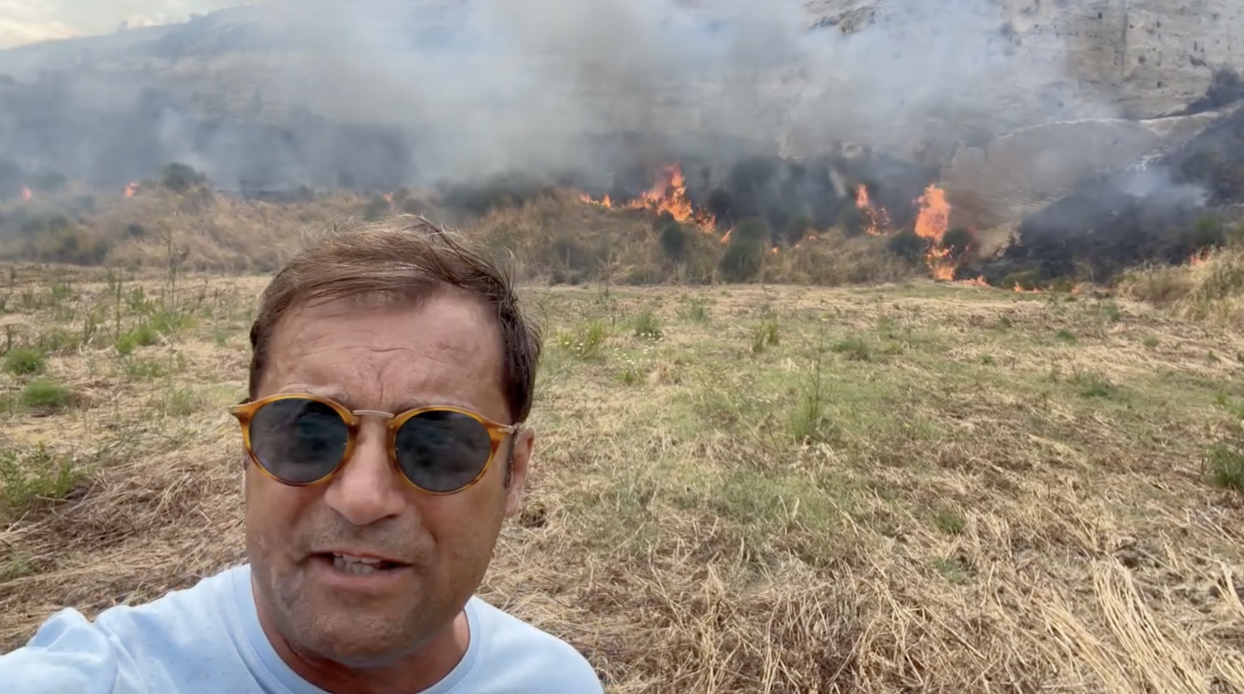 Fiamme a ridosso del nuovo cimitero di Bisignano: soccorsi in azione – VIDEO