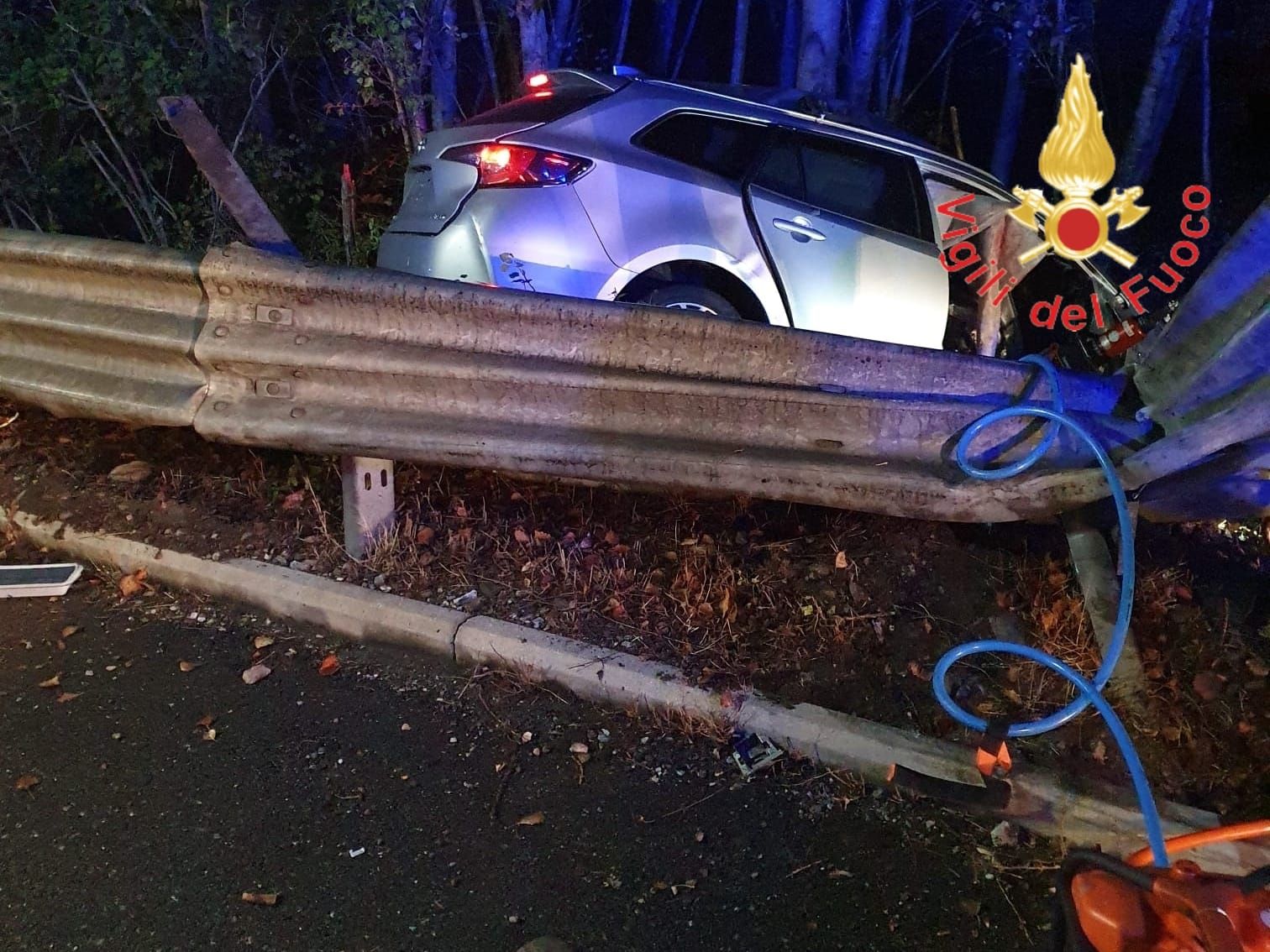 Lamezia Terme, auto finisce fuori strada. Un decesso – FOTO