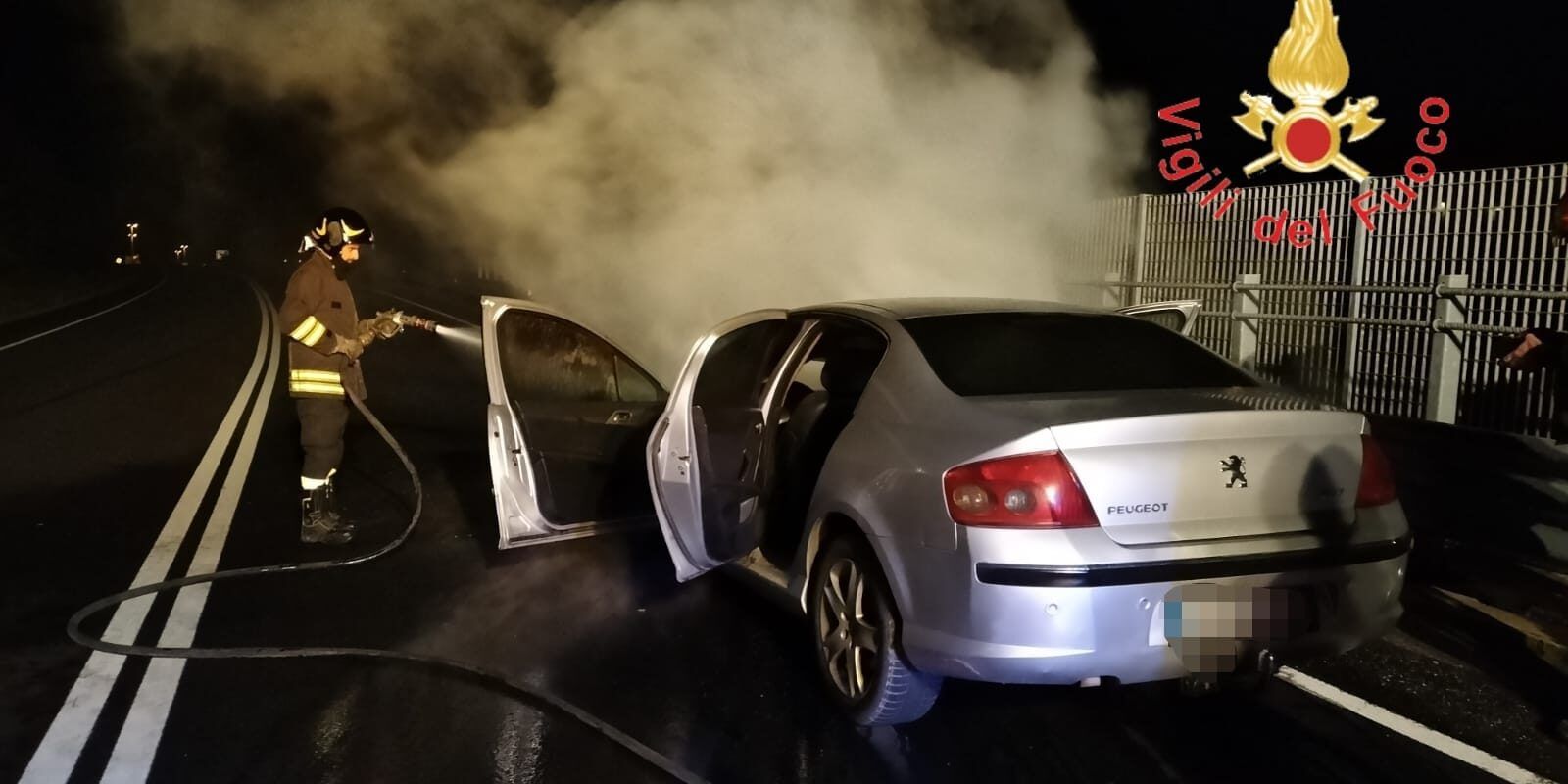 Auto in fiamme nella notte a Lamezia Terme e a Chiaravalle