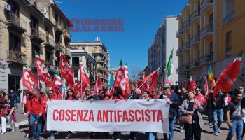 Cosenza celebra il 25 aprile: in mille al corteo tra memoria, pace e impegno civile – VIDEO E FOTO
