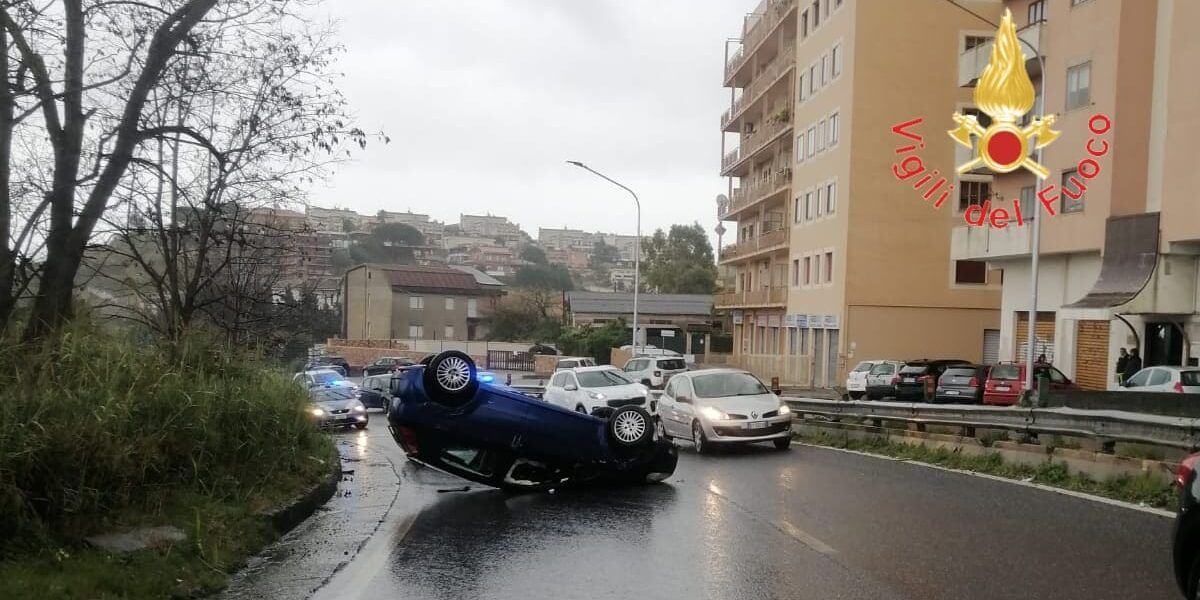Catanzaro, un’auto si ribalta: due feriti