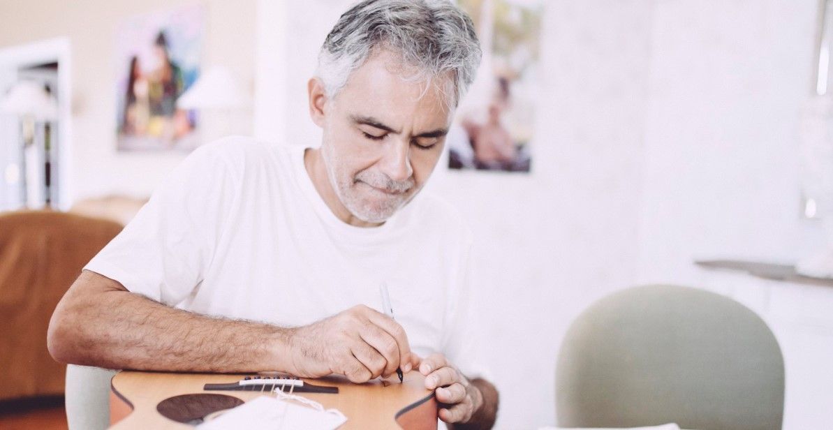 Per PaperPuccini Bocelli diventa Vocelli