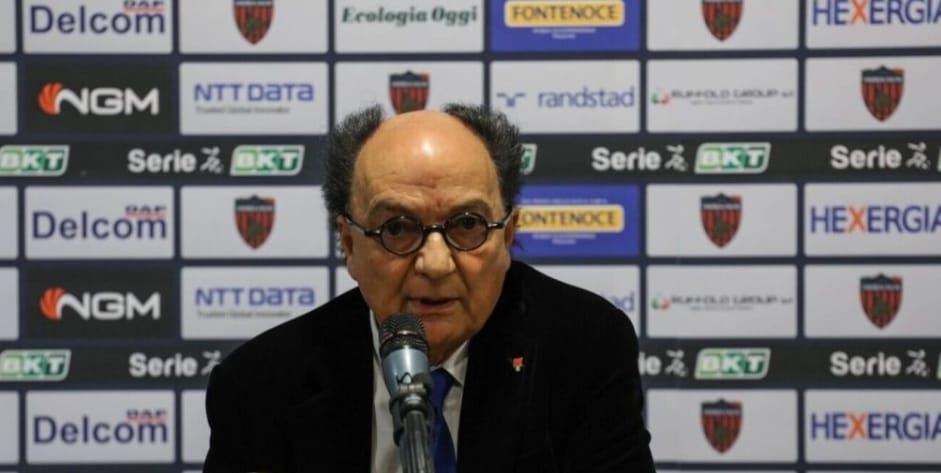 Spalti vuoti al “Marulla”, duro confronto tra Guarascio e la tifoseria. Il patron: «Spesi 20 milioni di euro in 12 anni»