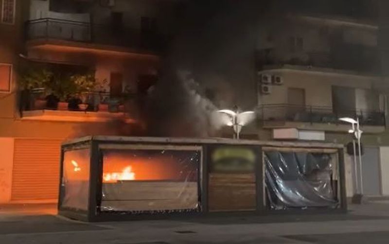 Corigliano Rossano, «bravata» di Halloween: bruciato un dehor in pieno centro