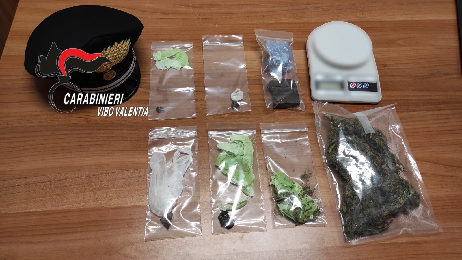 Beccati dai carabinieri con hashish e marijuana: due arresti ad Acquaro