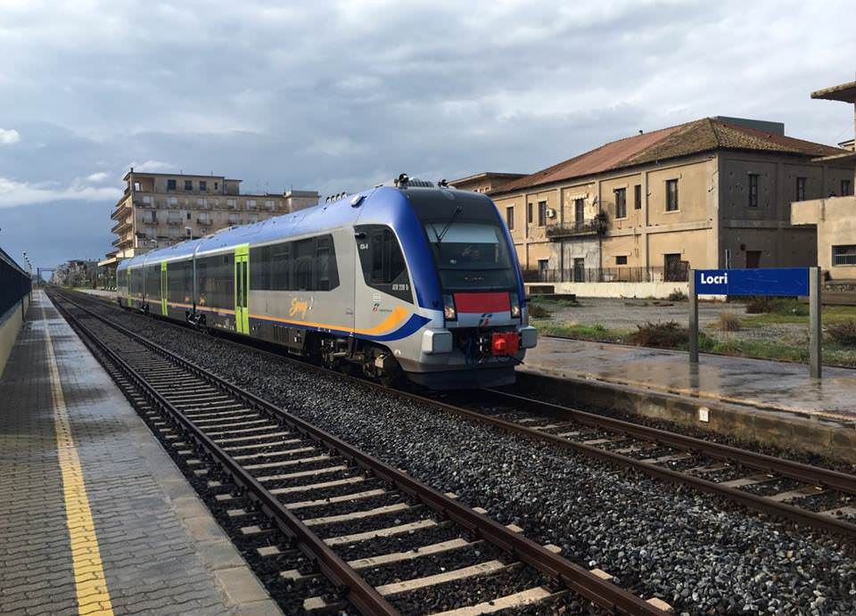 Uomo investito da un treno, chiuso un tratto della ferrovia jonica