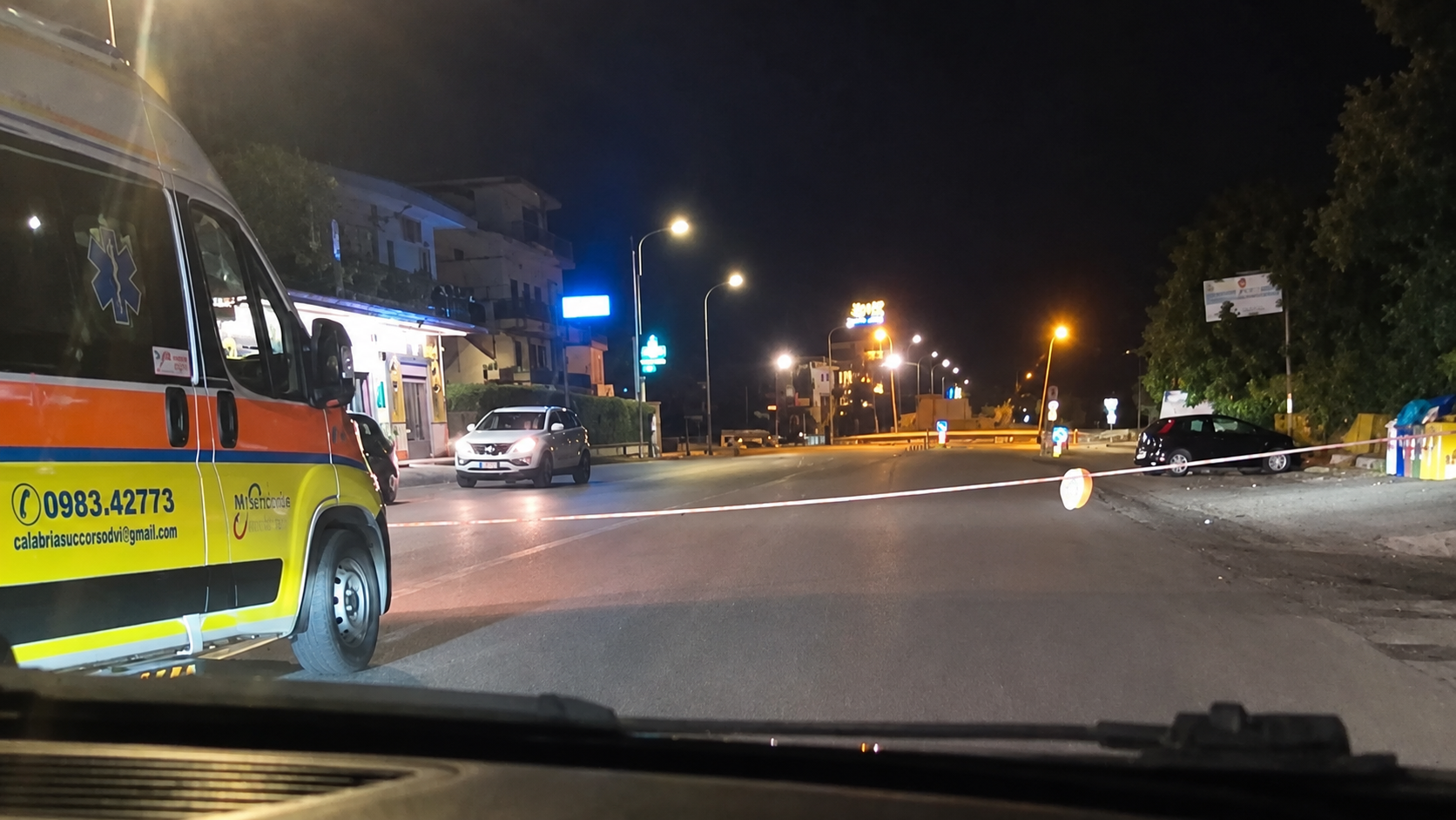 Corda tesa sulla Statale 106 nella notte: automobilista evita l’ostacolo e dà l’allarme