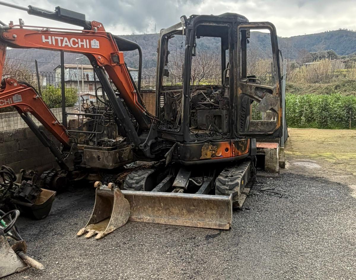 Incendiati due mezzi meccanici di una ditta nel Reggino