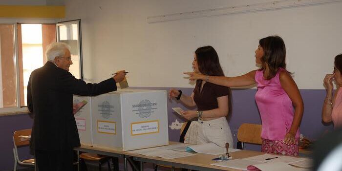 Politiche, affluenza stabile. Applausi per Mattarella al seggio