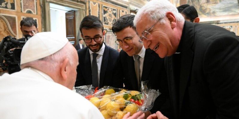 L’abbraccio di Francesco ai seminaristi di Calabria. «Lasciate cadere maschere e apparenze»