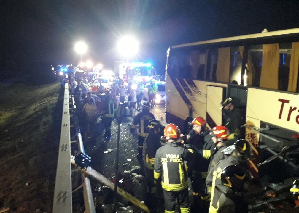 Scontro tra un autobus e un tir sull’A4, coinvolti numerosi bambini