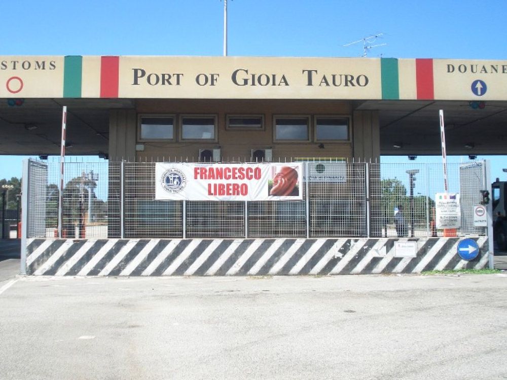 Azzarà, uno striscione all`ingresso del porto di Gioia Tauro