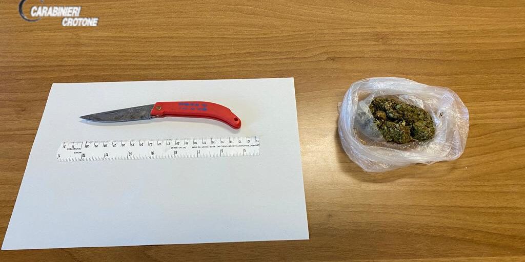 Crotone, denunciate due persone che circolavano armate di coltelli a bordo delle loro auto