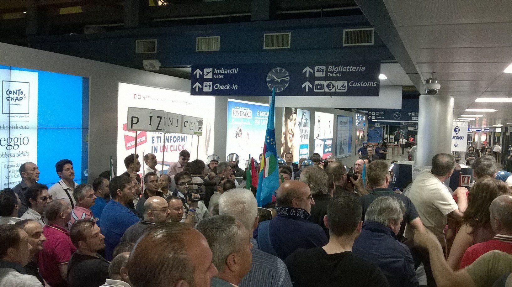 I lavoratori bloccano l'aeroporto di Lamezia