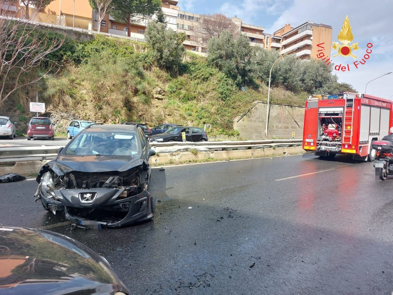 Catanzaro, auto finisce contro il guardrail