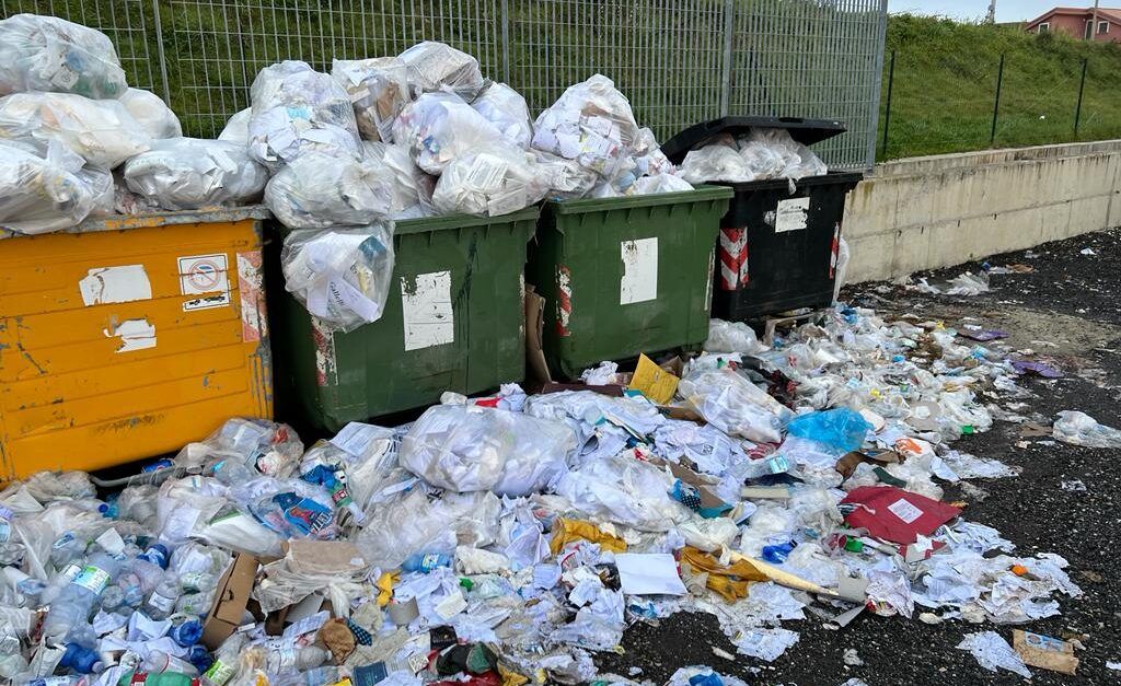 Allarme rifiuti alla Cittadella regionale. «Situazione ormai fuori controllo» – FOTO E VIDEO