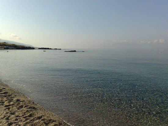 Turista rischia di annegare, salvato da altri bagnanti