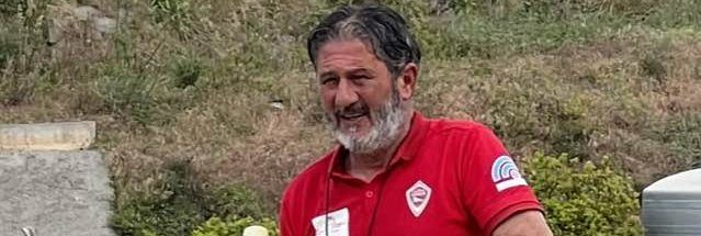 Scavalca il cancello dello stadio e cade nel vuoto: muore tecnico di calcio