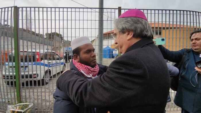 La tragedia unisce le Chiese. L’abbraccio tra il vescovo e l’imam davanti le bare