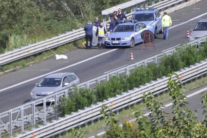 Scende dall'auto e viene travolto sull'A3