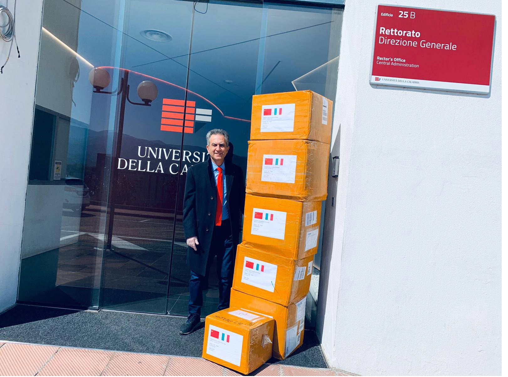 Coronavirus, Università cinesi donano all’Unical 11mila mascherine e 300 tute