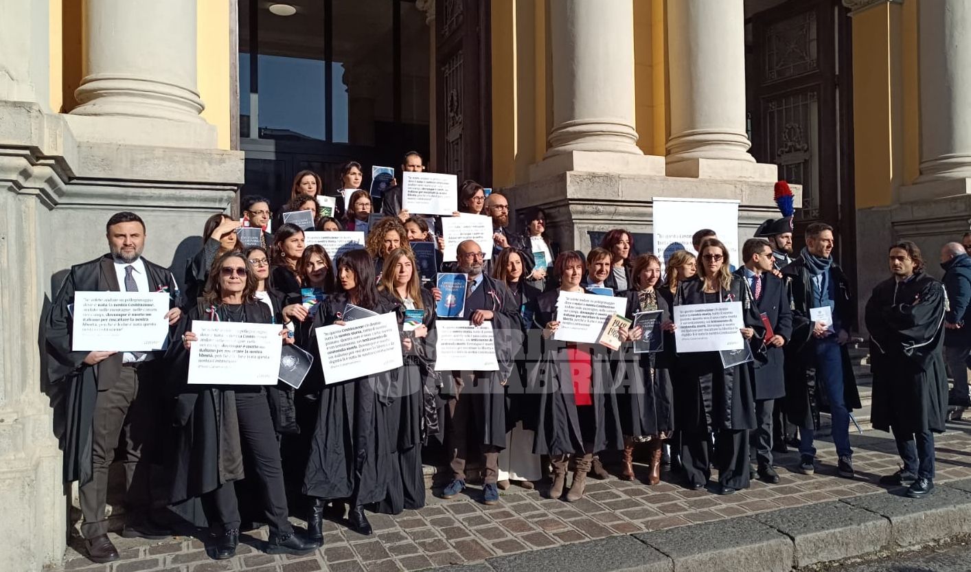 «Riforma della magistratura, non della giustizia». A Catanzaro la protesta dei magistrati aderenti ad Anm – FOTO