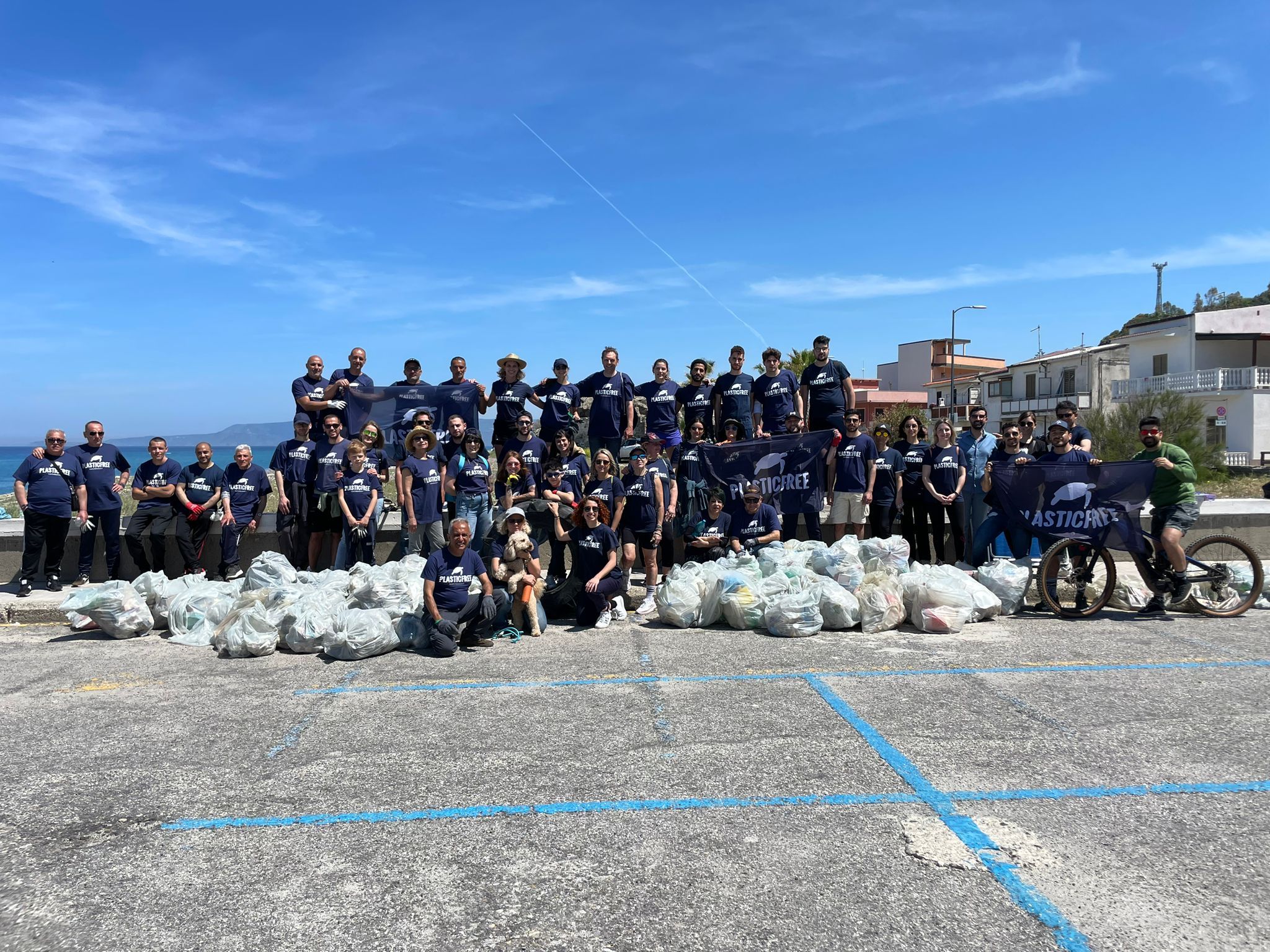Palmi, detenuti e volontari insieme per pulire la spiaggia della Tonnara – FOTO
