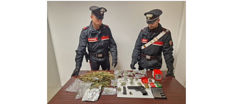 Nascondeva dosi di marijuana e una pistola a casa del vicino, arrestato un 20enne nel Crotonese