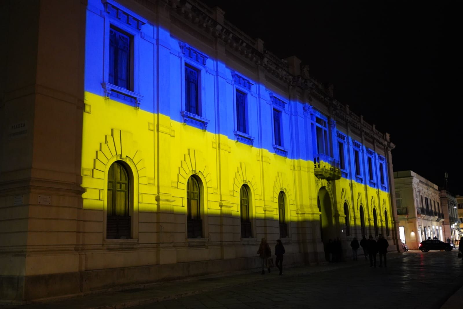 Palazzo San Giorgio si illumina contro la guerra. «Solidarietà al popolo ucraino»