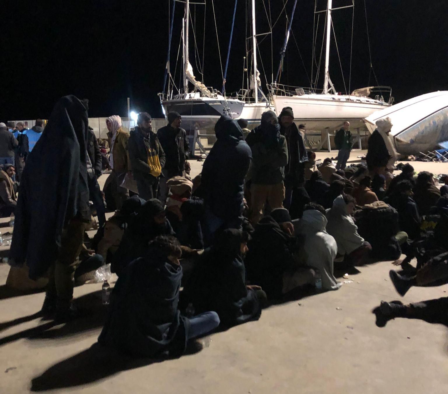 Al porto di Roccella Jonica 94 migranti soccorsi in mare su una barca a vela