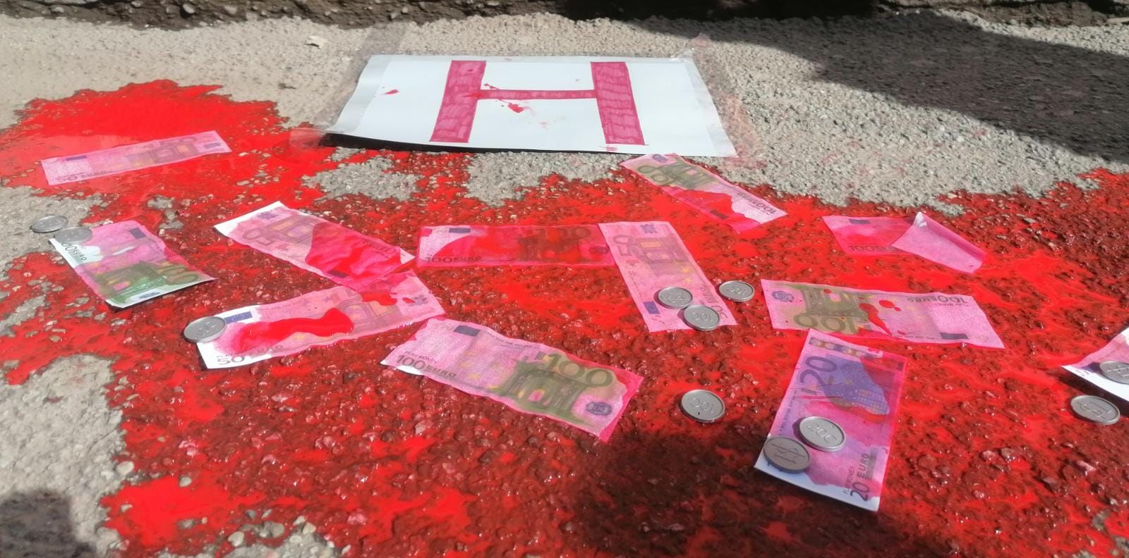 «Voi contate i soldi, noi i morti». Il sit-in a Cosenza per chiedere giustizia per Eugenio Bisogni