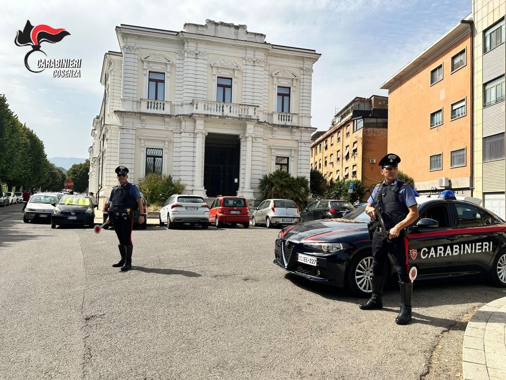 Cosenza, rubano 55 litri di gasolio: arrestate due persone