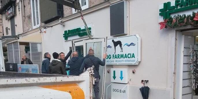 Rapina in farmacia a Tropea, ladri sfondano la porta d’ingresso con un’auto rubata