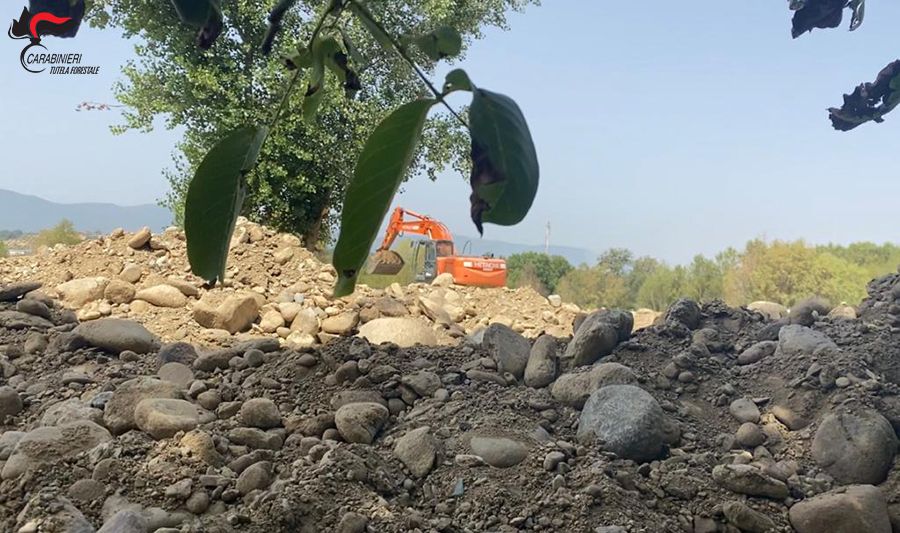 Furto di inerti dal Crati, arrestati due operai