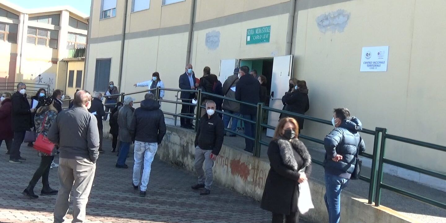 Vaccinazioni, a Corigliano Rossano è un’Odissea da 216 dosi giornaliere – VIDEO